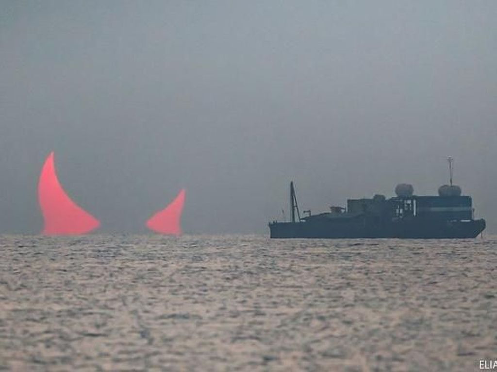 Foto: Matahari Terbit Seperti Mata Setan Foto: Matahari Terbit Seperti Mata Setan