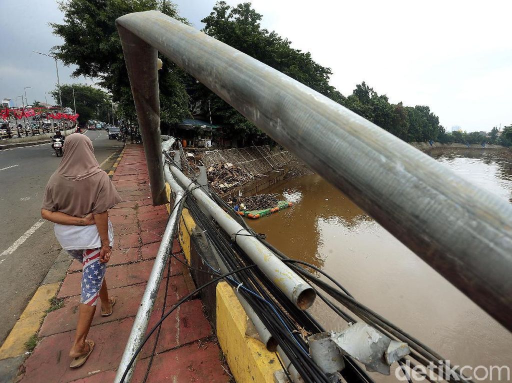 Pagar Besi di Jl Abdullah Syafei Tebet Rusak Pascabanjir Pagar Besi di Jl Abdullah Syafei Tebet Rusak Pascabanjir
