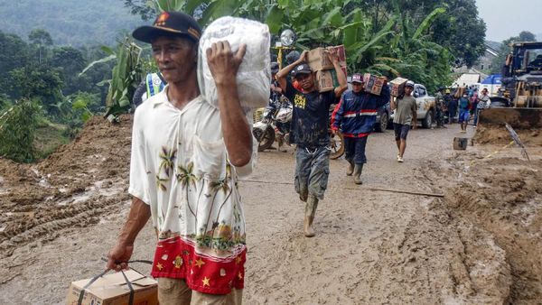 Potret Perjuangan Mendistribusikan Bantuan Korban Longsor Sukajaya