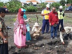 Datangi Lokasi Tanah Berasap, Tim ITS Ambil Sampel Tanah dan Batu