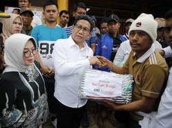 Kunjungi Lokasi Banjir Lebak, Mendes Minta Tambahan Perahu Karet
