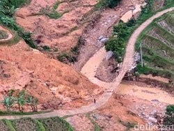 Perjuangan Komunitas Motor Trail Bantu Warga Terisolir Banjir