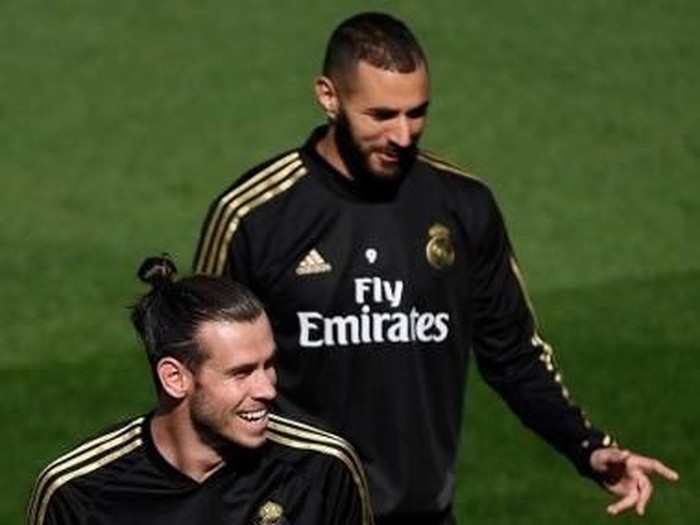 Real Madrid Real Madrid's Welsh forward Gareth Bale (front) and Real Madrid's French forward Karim Benzema attend a training session at Valdebebas Sport City in Madrid on September 27, 2019 on the eve of the Spanish League football match against Atletico Madrid. (Photo by PIERRE-PHILIPPE MARCOU / AFP)