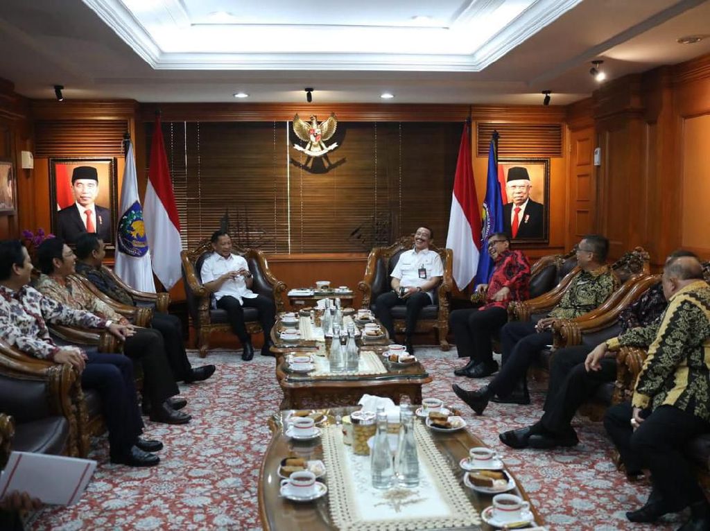Sekjen Parpol Bertemu Mendagri Tito Bahas Pilkada 2020-Dana Parpol Sekjen Parpol Bertemu Mendagri Tito Bahas Pilkada 2020-Dana Parpol