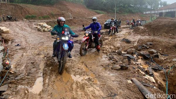 Anak Trail Buka Jalur Tertimbun Longsor Sukajaya Bogor