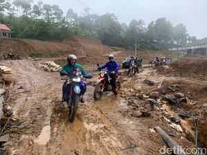 Anak Trail Buka Jalur Tertimbun Longsor Sukajaya Bogor