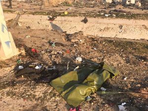 Video Mayat dan Puing Pesawat Ukraina Berserakan Usai Jatuh