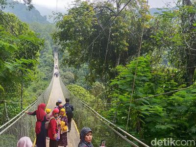 Potret Jembatan Gantung Instagramable di Sukabumi