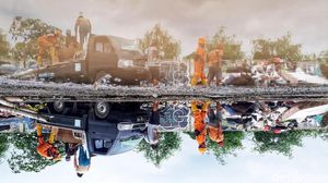 Sampah Sisa Banjir Ibu Kota Membujur di Tepi Jalan