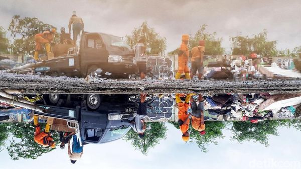 Sampah Sisa Banjir Ibu Kota Membujur di Tepi Jalan