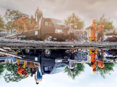 Sampah Sisa Banjir Ibu Kota Membujur di Tepi Jalan