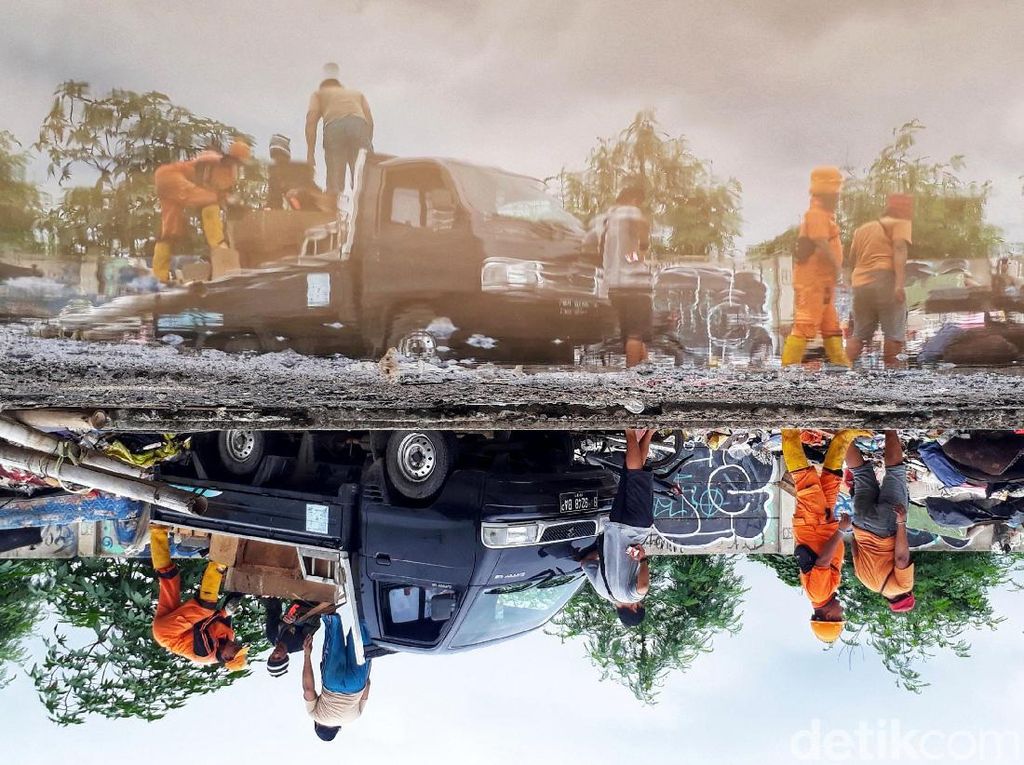 Sampah Sisa Banjir Ibu Kota Membujur di Tepi Jalan Sampah Sisa Banjir Ibu Kota Membujur di Tepi Jalan