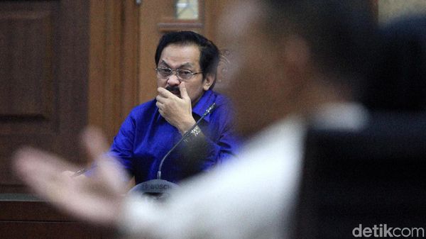 Ekspresi Serius Mantan Gubernur Kepri di Sidang Lanjutan