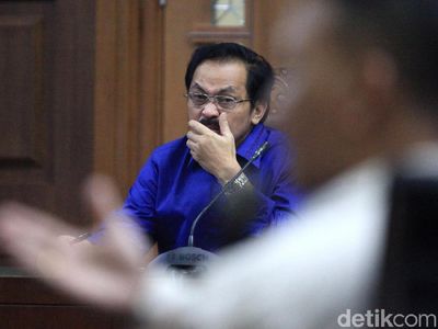 Ekspresi Serius Mantan Gubernur Kepri di Sidang Lanjutan