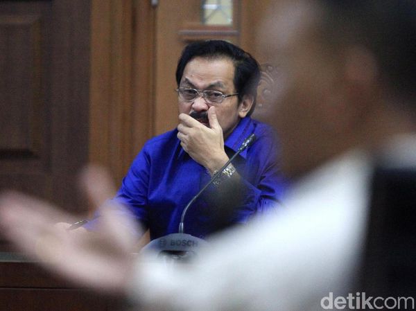 Ekspresi Serius Mantan Gubernur Kepri di Sidang Lanjutan