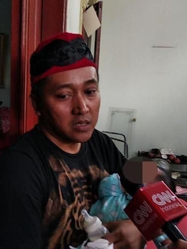 Teddy menggendong anaknya