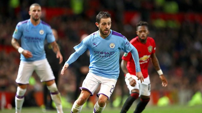 MANCHESTER, ENGLAND - JANUARY 07: Bernardo Silva of Manchester City runs with the ball during the Carabao Cup Semi Final match between Manchester United and Manchester City at Old Trafford on January 07, 2020 in Manchester, England. (Photo by Michael Steele/Getty Images)