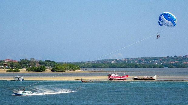 Tanjung Benoa Benoa, Bali/ Indonesia - September 29 2016: Tourists to Bali enjoy parasailing in Benoa Harbor, close to the capital, Denpasar