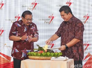 Potong Tumpeng Peringati HUT ke-7 Semen Indonesia