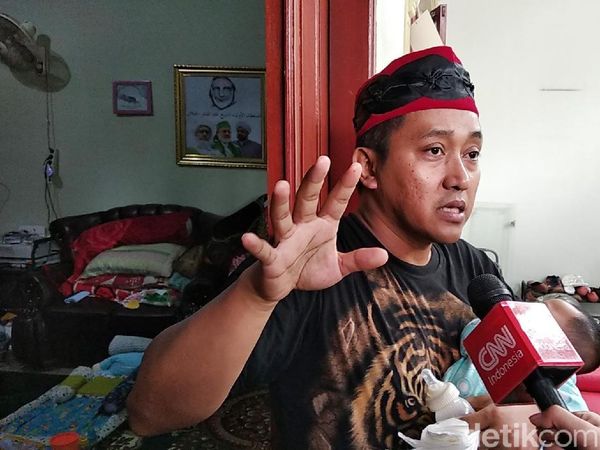 Sambil Gendong Anak, Teddy Jelaskan soal Autopsi dan Lebam di Tubuh Lina