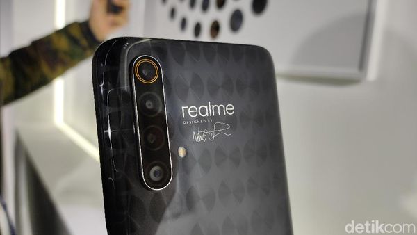 Penampakan Realme X50 5G Master Edition yang Serba Geometris