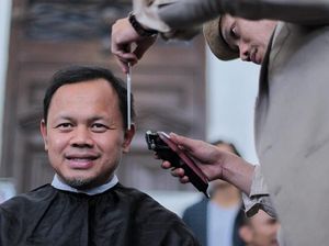 Wali Kota Bogor Cukur Rambut untuk Galang Dana Korban Bencana