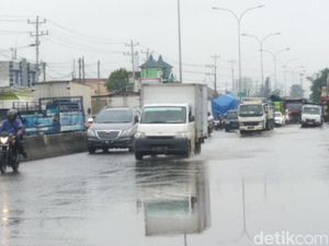 Ada Genangan di Jalur Pantura Semarang, Laju Kendaraan Melambat