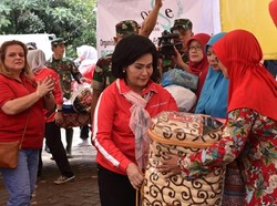 Wakili Iriana Jokowi, Istri Panglima TNI Serahkan Bantuan ke Korban Banjir