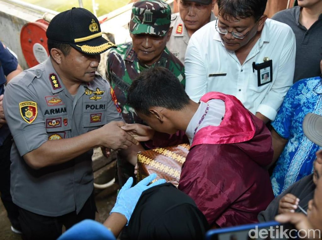 Polisi Beri Santunan 3 Anak Korban Pembunuhan Bule Belanda Polisi Beri Santunan 3 Anak Korban Pembunuhan Bule Belanda