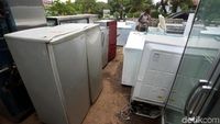 Jasa Reparasi Barang Elektronik Diserbu Warga Pascabanjir