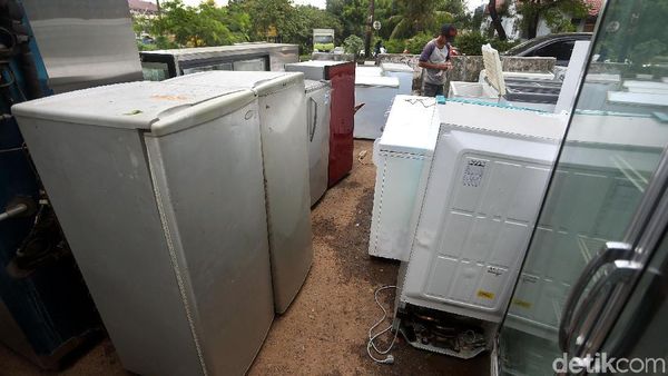 Jasa Reparasi Barang Elektronik Diserbu Warga Pascabanjir