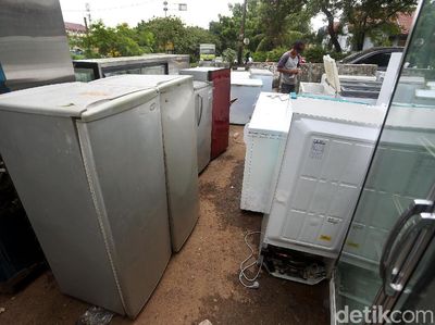Jasa Reparasi Barang Elektronik Diserbu Warga Pascabanjir