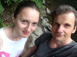 Aktor Tinggalkan Pekerjaan Demi Pacari Wanita 29 Tahun Lebih Muda