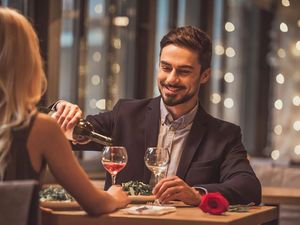 Ketahuan Pacaran untuk Dapat Makanan Gratis, Wanita Ini Dibalas Sang Pacar