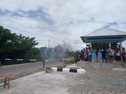 Protes Banyak Pasar Dadakan, Pedagang Blokir Pintu Masuk Pasar Sentral