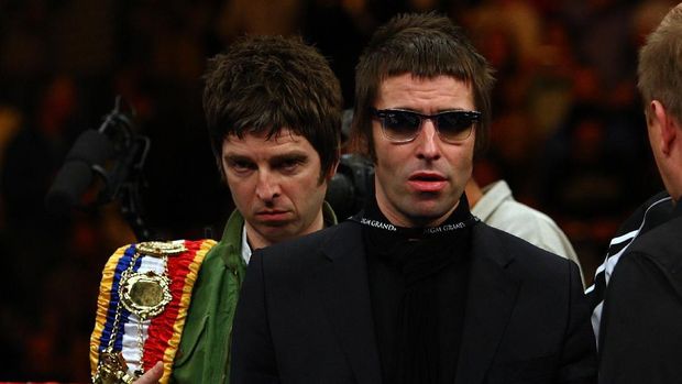 LAS VEGAS - NOVEMBER 22:  Noel and Liam Gallagher of Oasis bring out boxer Ricky Hatton of England's belts before taking on Paulie Malignaggi during their light-welterweight fight at the MGM Grand Garden Arena November 22, 2008 in Las Vegas, Nevada.  (Photo by John Gichigi/Getty Images)