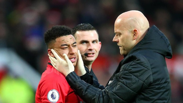MANCHESTER, ENGLAND - DECEMBER 15: Jesse Lingard of Manchester United receives medical attention during the Premier League match between Manchester United and Everton FC at Old Trafford on December 15, 2019 in Manchester, United Kingdom. (Photo by Alex Livesey/Getty Images)