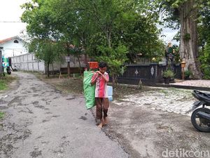 Cerita Bocah di Ponorogo yang Jadi Pemulung Agar Adiknya Bisa Jajan