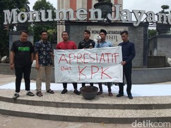 Bupati Sidoarjo di-OTT, Mahasiswa Bawa Tumpeng Dukung KPK