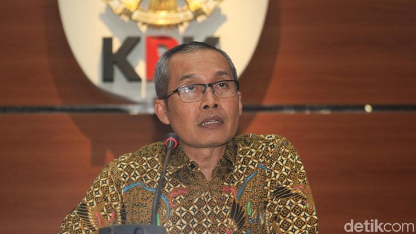 Wakil Ketua KPK Alexander Marwata didampingi Plt Jubir KPK Ali Fikri memberi pernyataan pers terkait operasi tangkap tangan (OTT) Bupati Sidoarjo Saiful Ilah di Gedung KPK, Rabu (8/1/2019). KPK menunjukkan barang bukti suap yang disita dalam OTT tersebut.