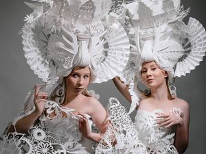 Foto-foto Wig Kertas Ini Dijamin Bikin Kamu Terpukau Foto-foto Wig Kertas Ini Dijamin Bikin Kamu Terpukau