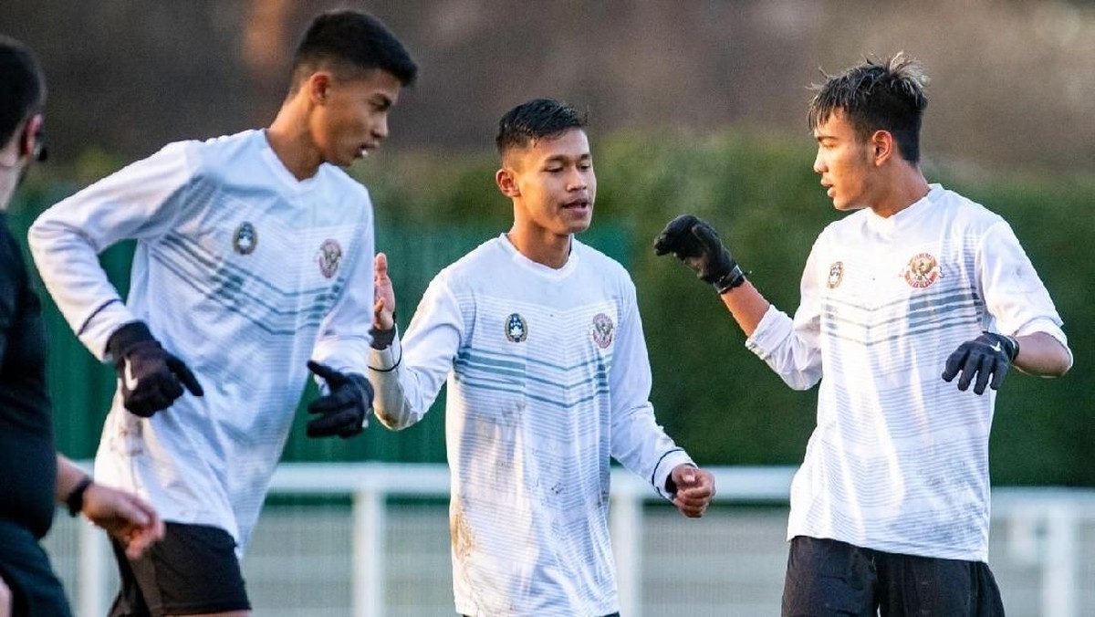 Pemain Garuda Select disambut duel dengan Torino U-17 saat menimba ilmu di Italia. (Foto: dok. Garuda Select)
