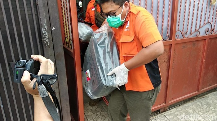Berita Hari Ini di Jabar: Rumah Teddy Didatangi Polisi-Anak Bupati Majalengka Bebas Berita Hari Ini di Jabar: Rumah Teddy Didatangi Polisi-Anak Bupati Majalengka Bebas