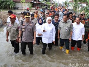 Khofifah Sebut Tanggul Jadi Solusi Atasi Banjir Luapan Kali Lamong