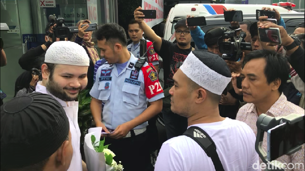 Bebas, Ridho Rhoma Tebar Senyum Semringah Bebas, Ridho Rhoma Tebar Senyum Semringah