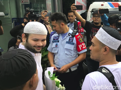 Bebas, Ridho Rhoma Tebar Senyum Semringah