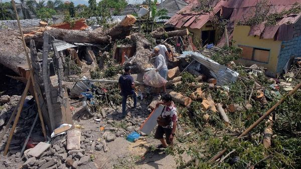 Penampakan Rumah Rusak Akibat Pohon Tumbang di Denpasar