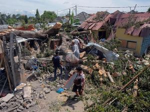 Penampakan Rumah Rusak Akibat Pohon Tumbang di Denpasar