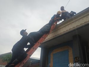 Pria Ini Tewas Tersetrum Saat Perbaiki Genting Ketika Gerimis