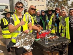 Komunitas Muslim di Melbourne Kunjungi Korban Kebakaran dan Menggelar BBQ